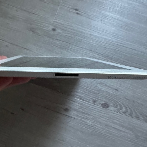 iPad - Picture 2 of 6